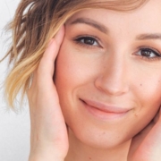 Trattamento lifting non chirurgico per un viso più tonico più a lungo